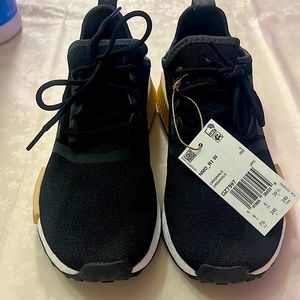 NMD_R1 SHOES BRAND NEW WITHOUT THE BOX. Now lowballers, this is original shows.